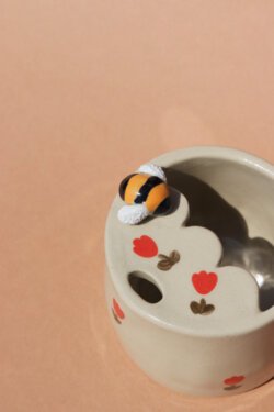 Alternative view of bee & tulips travel cup