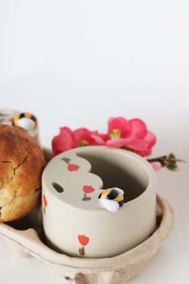 bee & tulips travel cup - Image 3