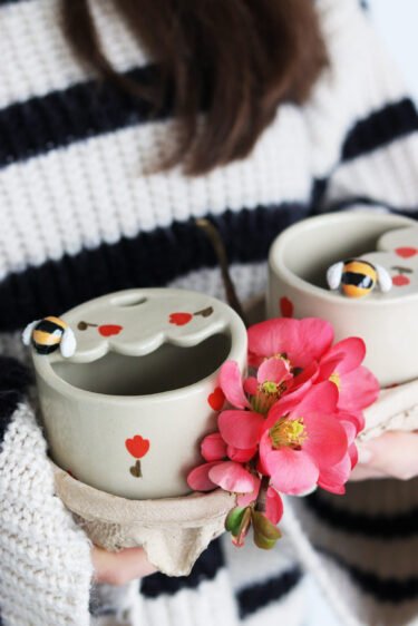 bee & tulips travel cup - Image 4