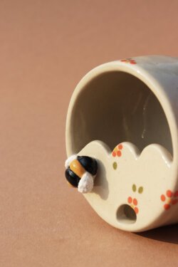Alternative view of bee & marigolds travel cup