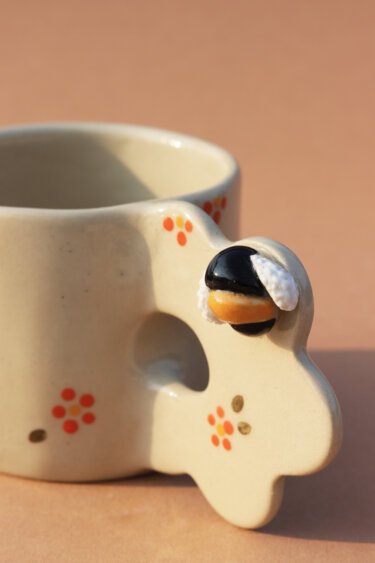 bee & marigolds flower handle mug - Image 2