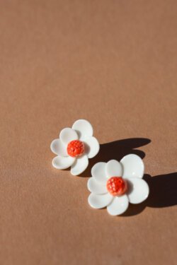 Alternative view of mini white magnolias