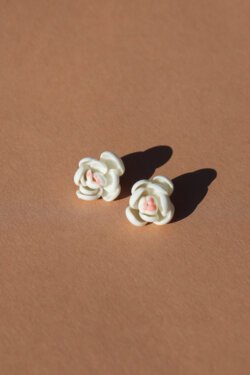 Alternative view of maxi white & pink ranunculus
