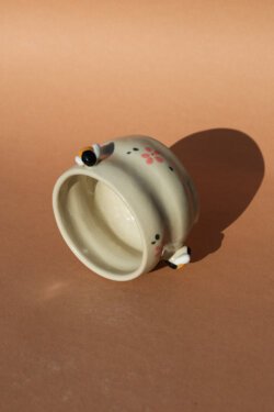Alternative view of three bees cup I